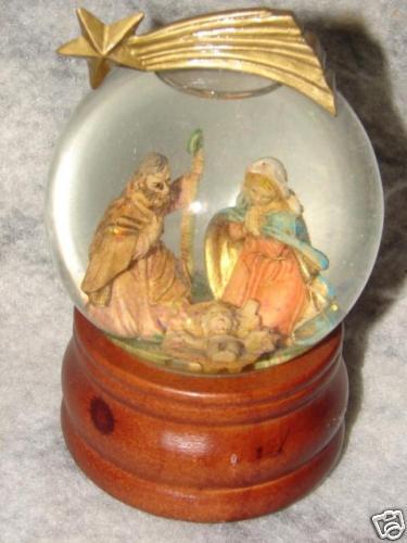 1995 San Francisco Music Box   Nativity Water Globe  