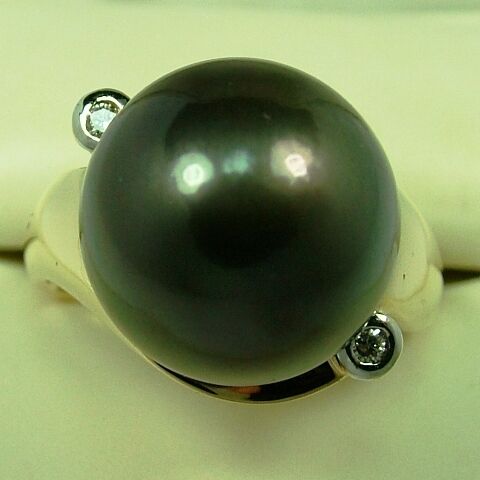 18 KARAT GOLD, NATURAL TAHITIAN BLACK PEARL AND DIAMOND  